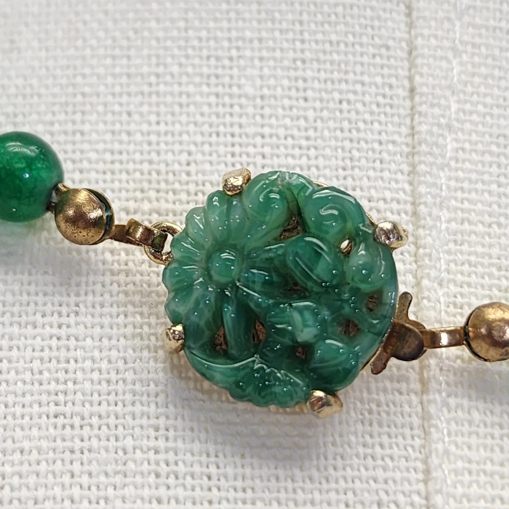 Vintage Green Stone Beaded Necklace Carved Floral Clasp Graduated Heavy - Picture 2 of 6